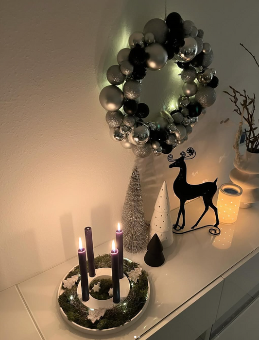 Adventsring mit Moos, Kerzen & Kugelkranz