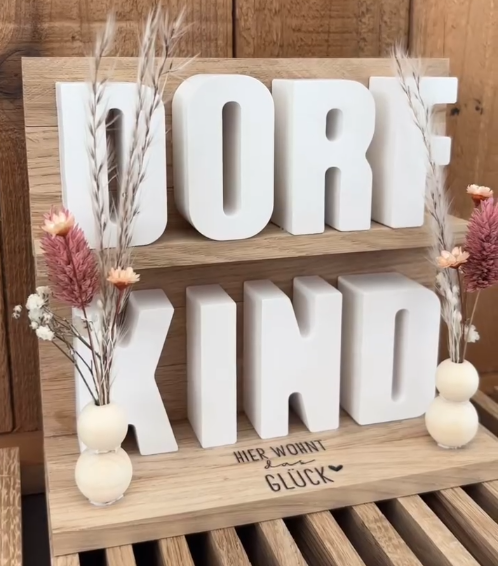 Dorf Kind – Aufsteller mit Holzsockel & zwei Mini-Vasen