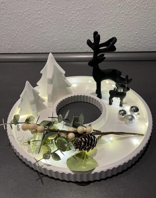 Winterrunde mit Licht – Dekoidee mit Tannen & Rehen